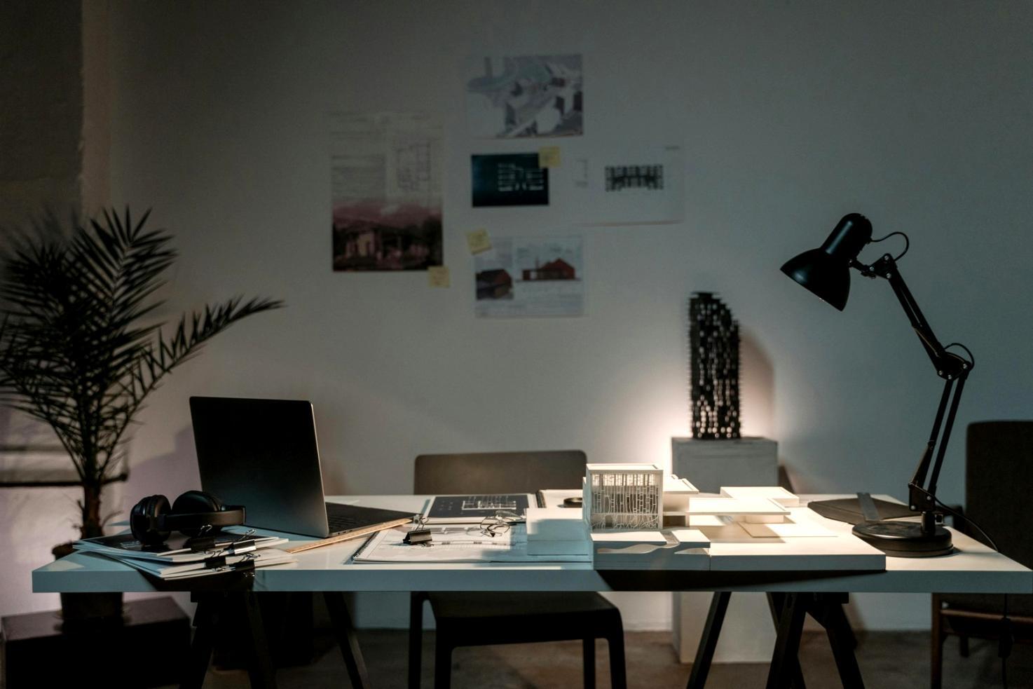 Artisti che lavorano insieme in sessioni collaborative